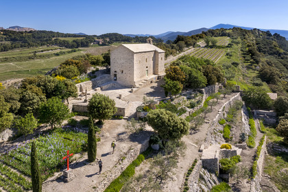 France, Vaucluse (84), Dentelles de Montmirail, Beaumes-de-Venise, randonneurs devant la chapelle Saint-Hilaire dont l'implantation date du VIe siècle sur le plateau des Courens et le Mont Ventoux en arrière plan (vue aérienne)