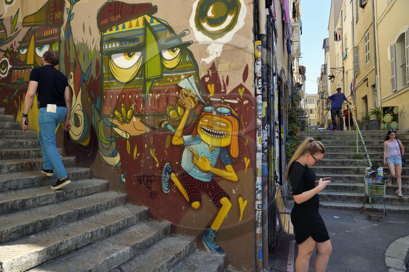 France, Bouches-du-Rhône (13), Marseille, quartier du Panier, angle des rues Sainte-Francoise et des Repenties, graffitis du magasin concept Undartground entouré d'escaliers, oeuvre du street artiste brésilien Nhobi