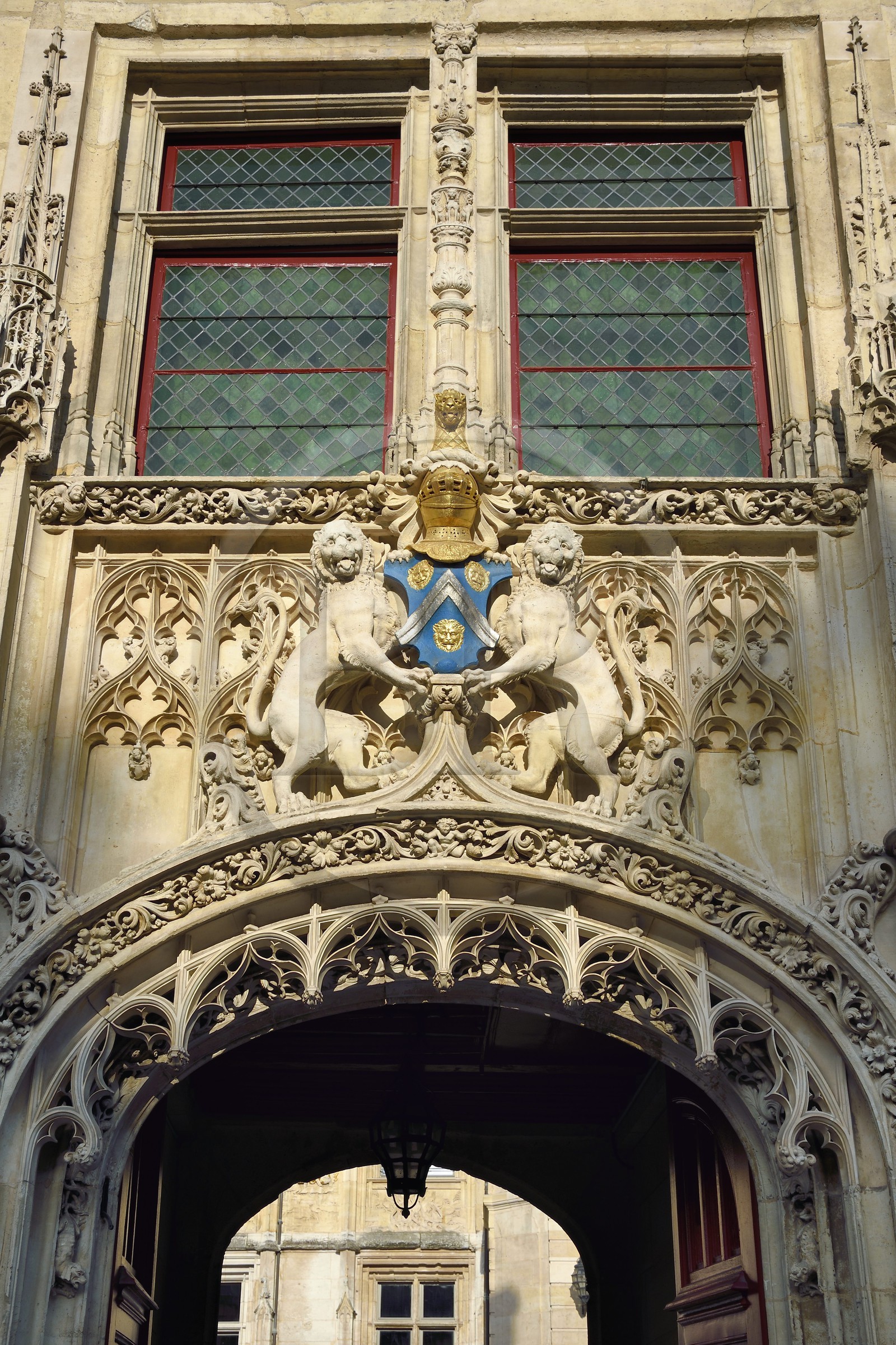 France, Seine-Maritime (76), Rouen, place de la Pucelle, Hôtel de Bourgtheroulde a été bati dans la première moitié du XVIe siècle par Guillaume Le Roux, porche d'entrée décoré des deux léopards normano-angevins soutenant les armes de la famille de Bourgtheroulde