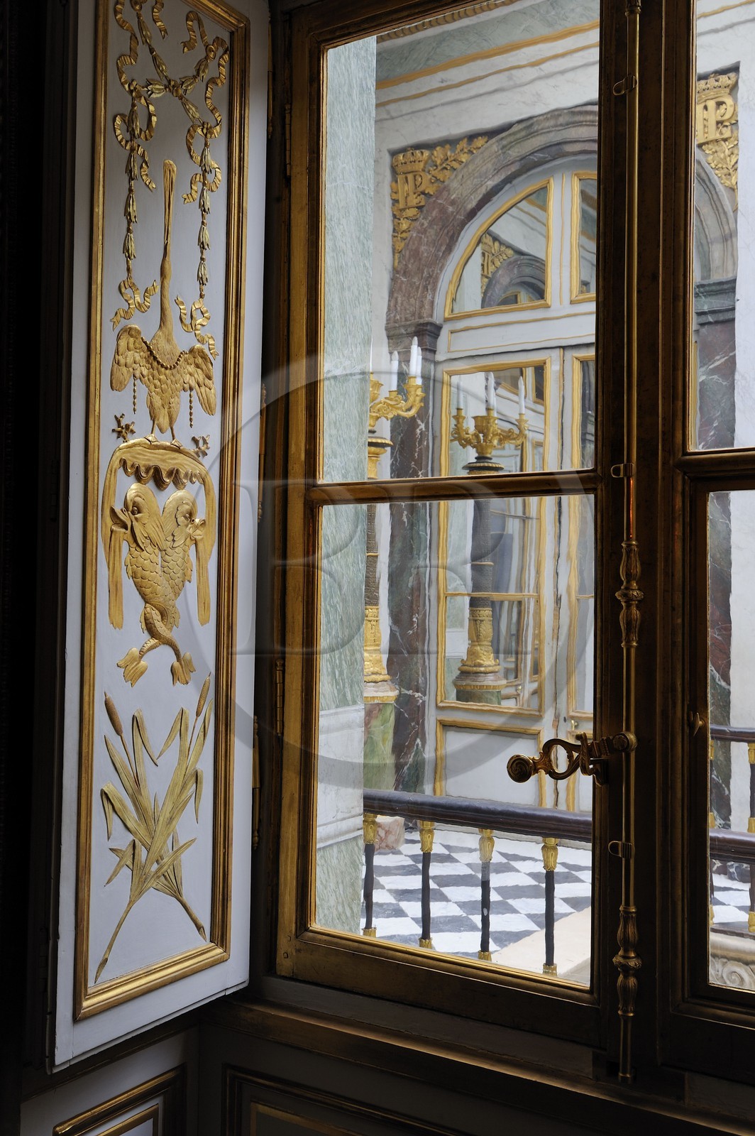 France, Yvelines (78), château de Versailles, classé Patrimoine Mondial de l'UNESCO, appartement privé du Roi, cabinet de la cassette ancienne salle de bain donnant sur l'escalier des Ambassadeurs