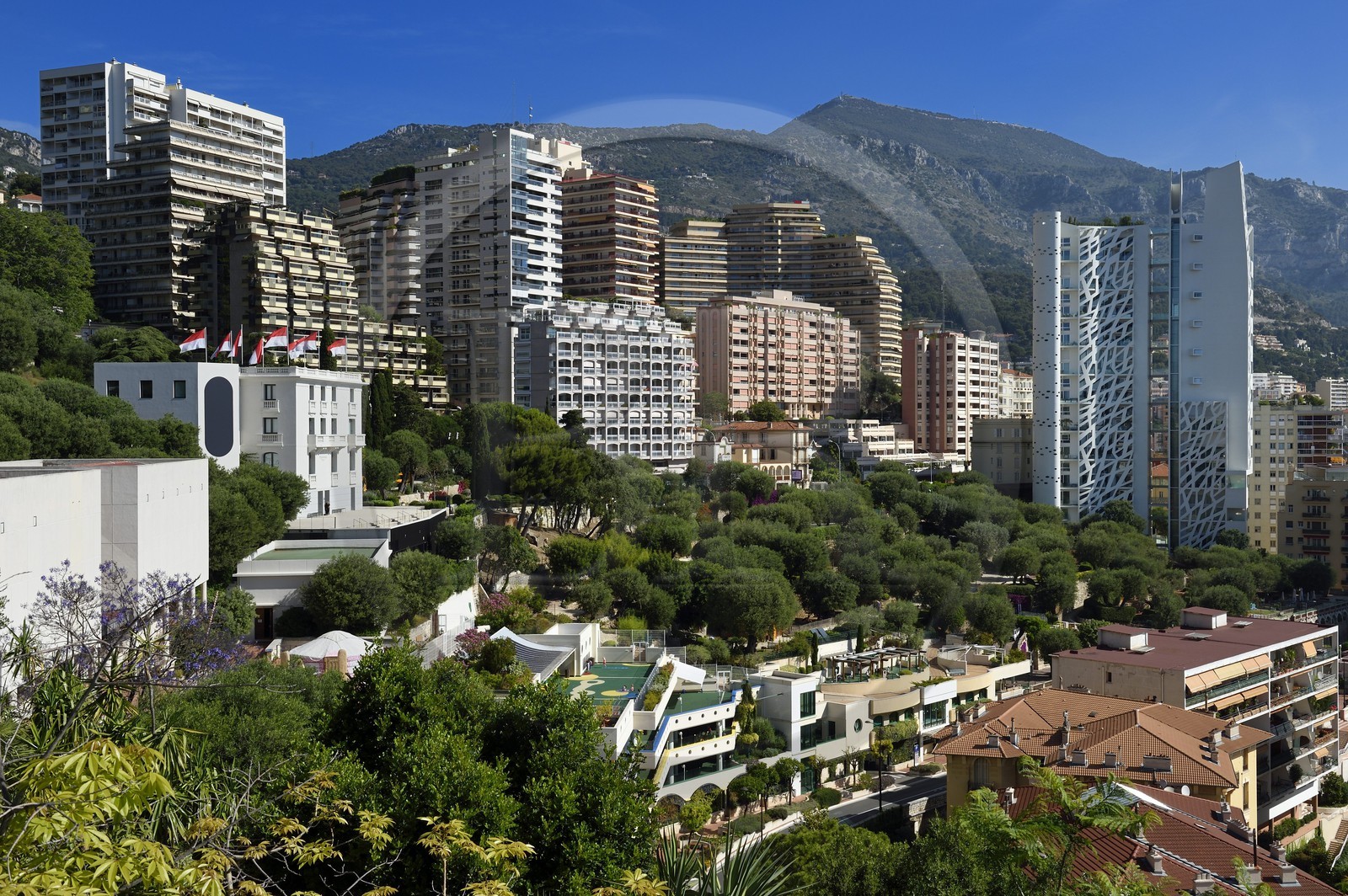 Principauté de Monaco, Monaco, quartier de La Condamine, Nouveau Musée National de Monaco (NMNM) Villa Paloma à gauche et l'immeuble Le Simona conçu par l'architecte Jean-Pierre Lott à droite
