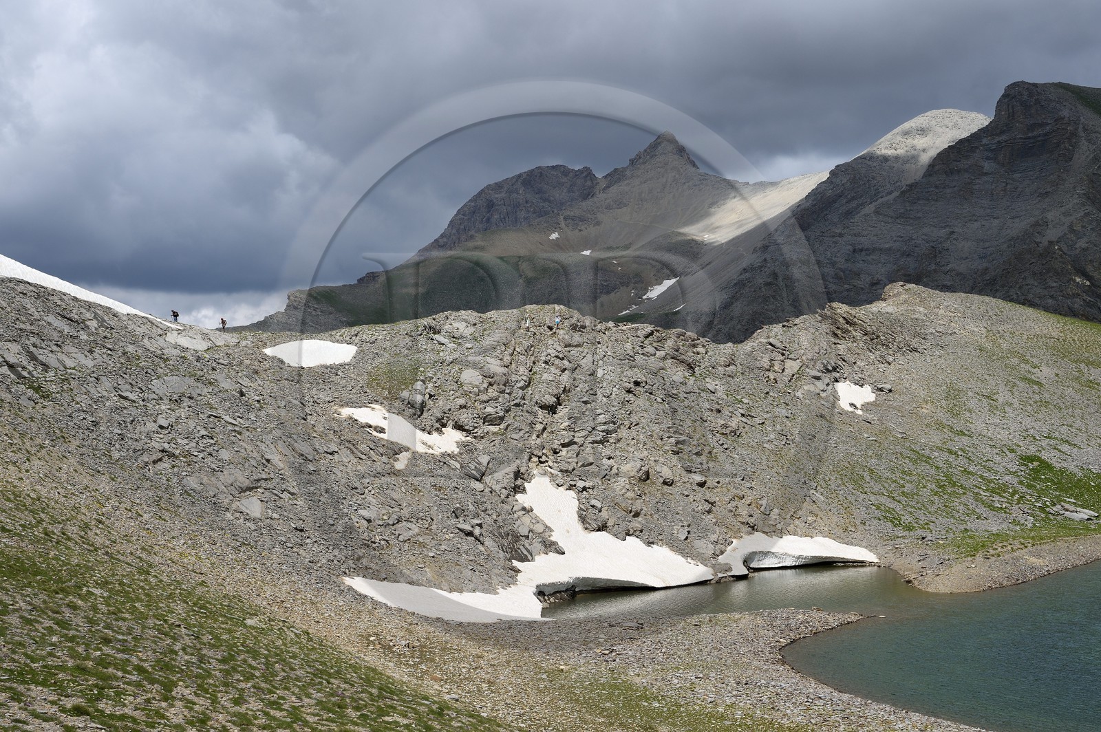 France, Alpes de Haute Provence, Uvernet Fours, Mercantour National Park, Ubaye valley, lake tour hiking trail of the Cayolle pass at the Pas du Lausson, Garrets lake and the Mount Pelat (3051 m) in the background