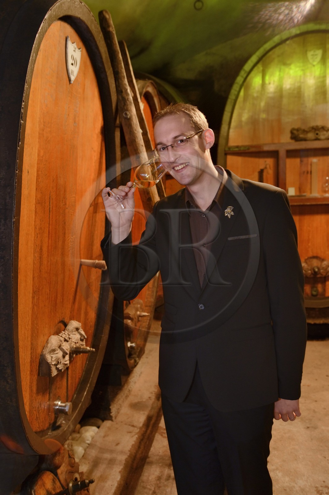 France, Bas-Rhin (67), Route des Vins d'Alsace, Mittelbergheim, labellisé Les Plus Beaux Villages de France, dans les caves du Domaine Wittmann, Romain Iltis, meilleur Sommelier de France en 2012