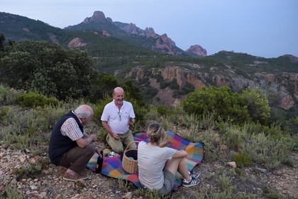 France, Var (83), Agay commune de Saint-Raphaël, massif de l'Estérel, pique-nique familial avec Frédéric d’Agay