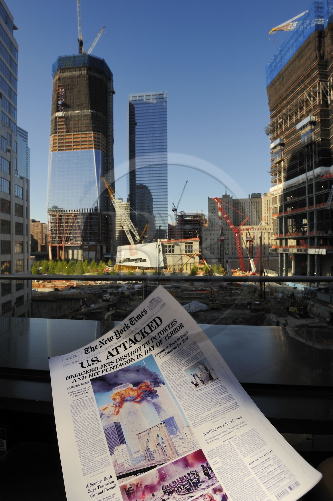 Etats-Unis, New-York, Manhattan, reconstruction du site de Ground Zero avec le One World Trade Center (Freedom Tower), relecture 10 ans après du New York Times annoncant les attentats du 11 septembre 2001 sur les tours jumelles du World Trade Center