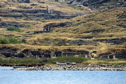 Grèce, île de Delos, classée Patrimoine Mondial de l'UNESCO, site archéologique de Délos, sanctuaire d'Apollon, la plus grande cité antique de la mer Egée