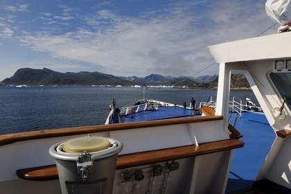 Groenland, fjord de Nanortalik, le bateau de croisière le Princess Danané progressant entre les icebergs