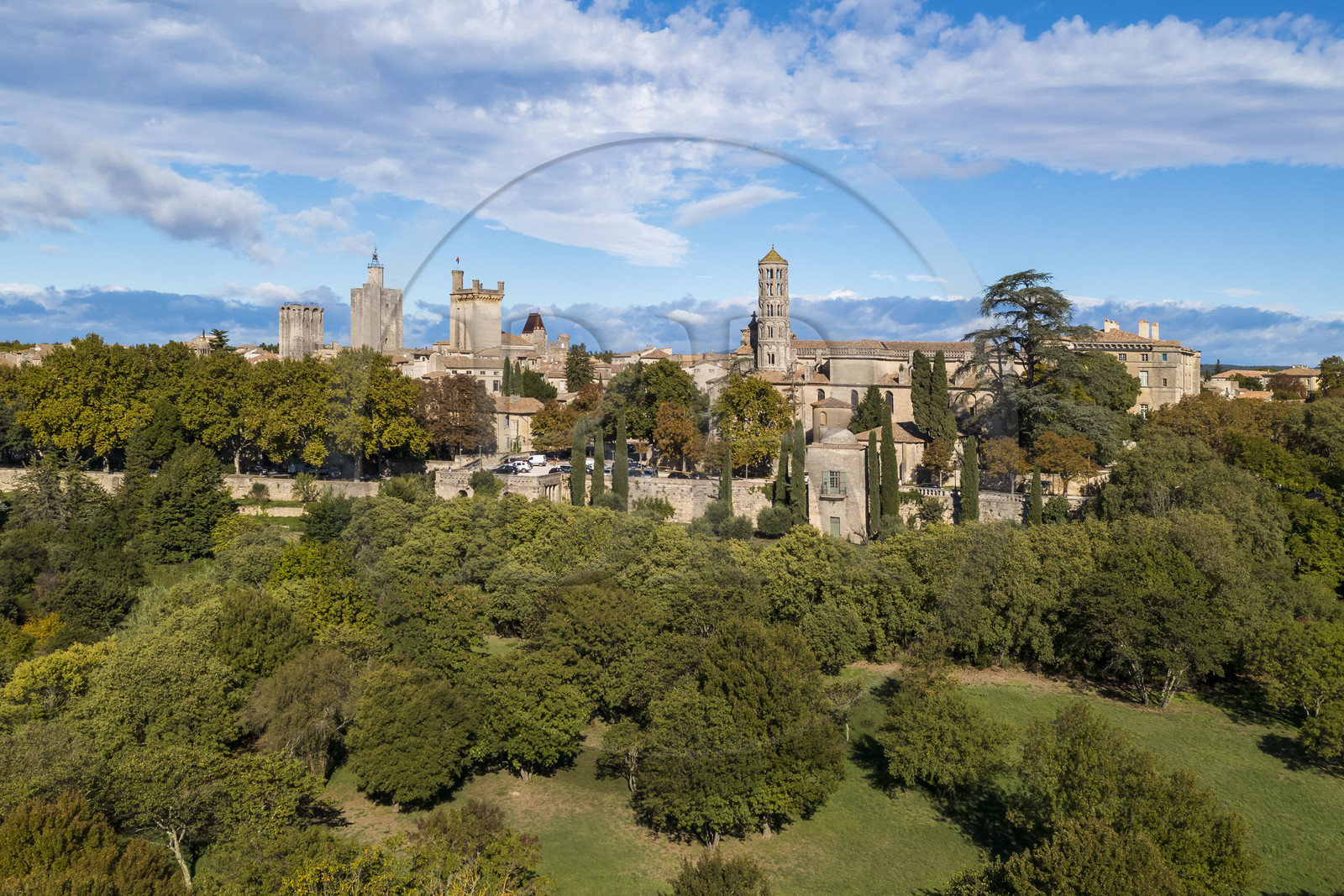 France, Gard (30), Uzès, la Tour du Roi, la Tour de l'Evêché, le chateau Ducal dit Le Duché avec la Tour Bermonde et la cathédrale Saint-Théodorit avec la tour Fenestrelle à droite (vue aérienne)