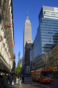 Etats-Unis, New York, Manhattan, Midtown, l'Empire State Building dans 34th Street et la facade du grand magasin Macy's