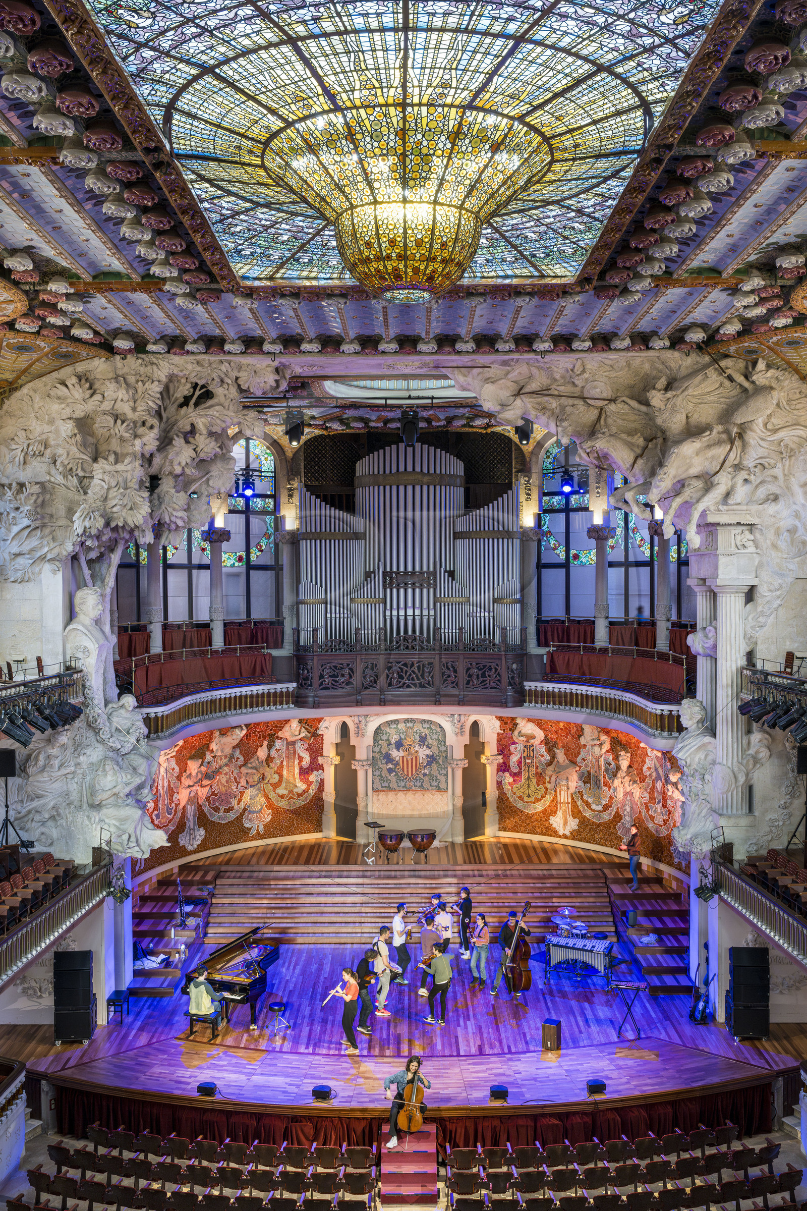 Espagne, Catalogne, Barcelone, Palau de la Musica Catalana (palais de la musique catalane), salle de concert dessinée par l'architecte du modernisme catalan Lluis Domènech i Montaner, site classé au Patrimoine Mondial de l'UNESCO, grande verrière, coupole de vitraux oeuvre de Antoni Rigalt i Blanch