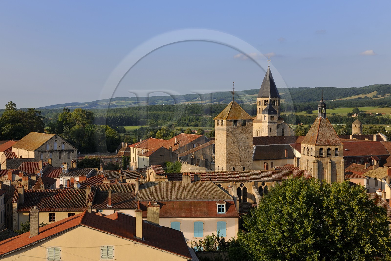 France, Saône et Loire (71), Cluny, clocher de l'Eau Bénite de l'ancienne abbaye au fond, la Tour du Fromage et à droite l'église de Notre-Dame