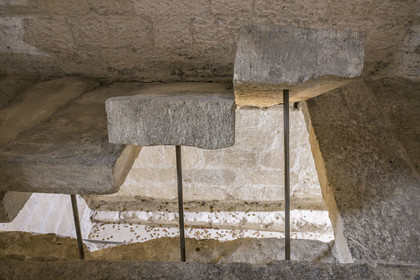 France, Vaucluse (84), Avignon, Palais des Papes classé Patrimoine mondial de l'UNESCO, la tour des Anges ou tour du pape, salle du trésor bas, caveau de cache de trésor pratiqué dans le sol et refermé par des dalles en pierre