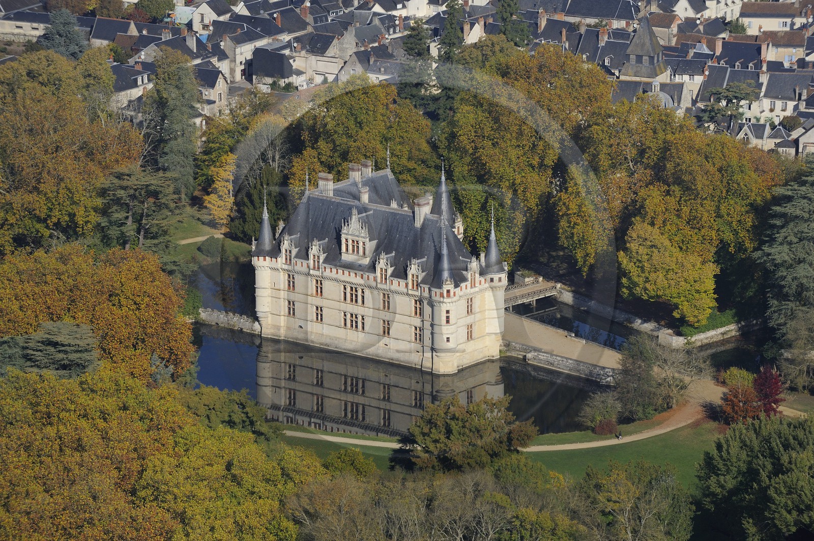 France, Indre-et-Loire (37), Vallée de la Loire classée Patrimoine Mondial de l' UNESCO, château d' Azay-le-Rideau (vue aérienne)