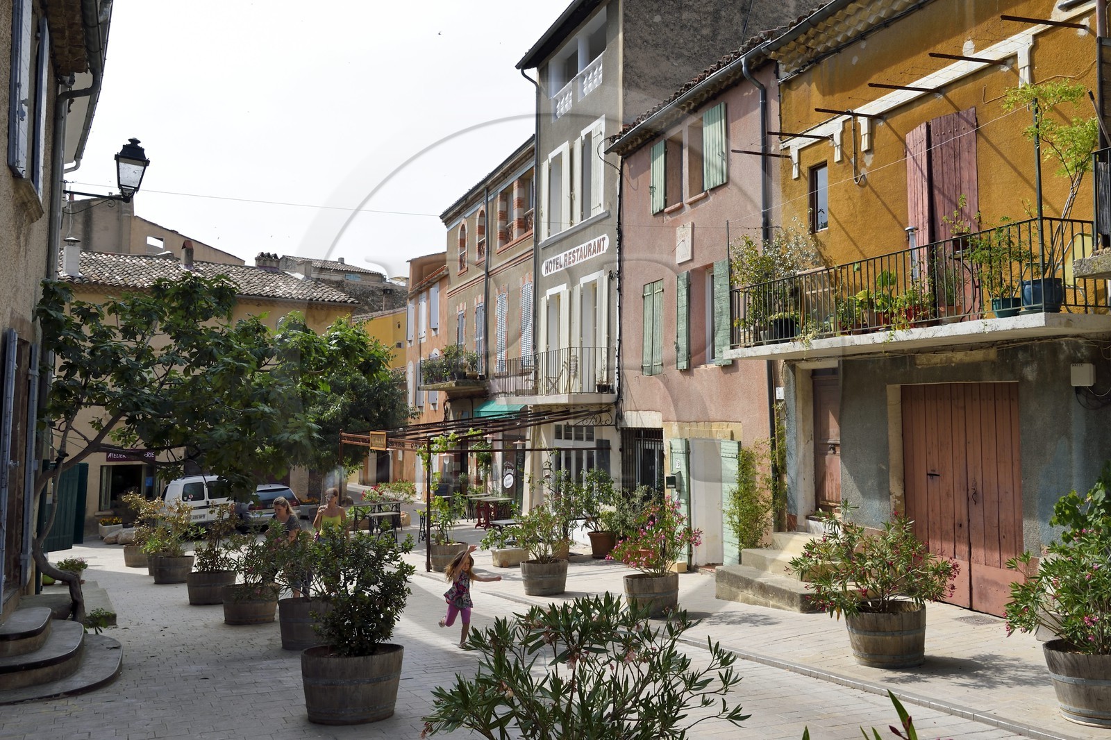 France, Vaucluse, Parc Naturel Regional du Luberon (Natural Regional Park of Luberon), Cucuron, labelled Les Plus Beaux Villages de France (The Most Beautiful Villages of France), street scene