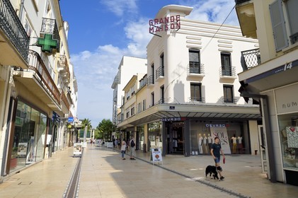 France, Allier (03), Vichy, Art Deco building rue de l'Hotel des Postes, pedestrian and shopping