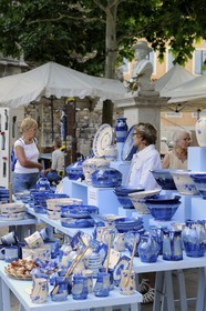 France, Var (83), Provence Verte, Saint-Maximin-la-Sainte-Baume, le marché de poteries et céramiques