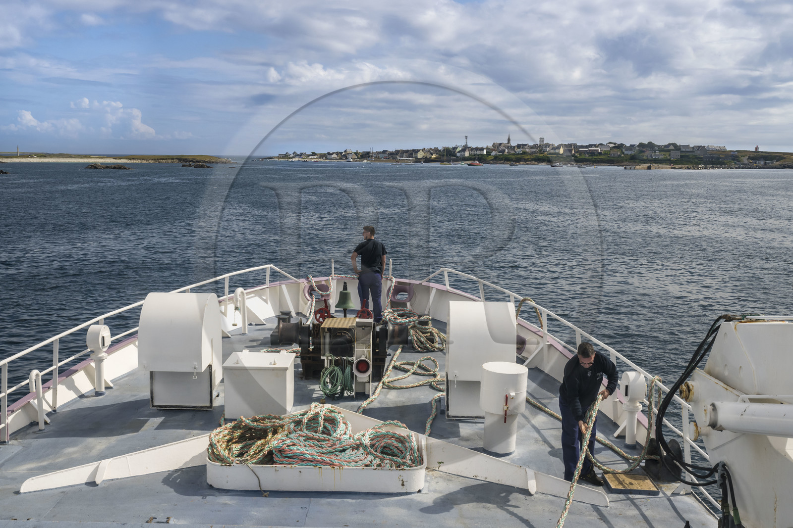 France, Finistère (29), Mer d'Iroise, Ile de Molène, navire de la Penn ar Bed assurant la liaison avec les iles de Molène et Ouessant, arrivée sur l'Ile de Molène et le pont avant