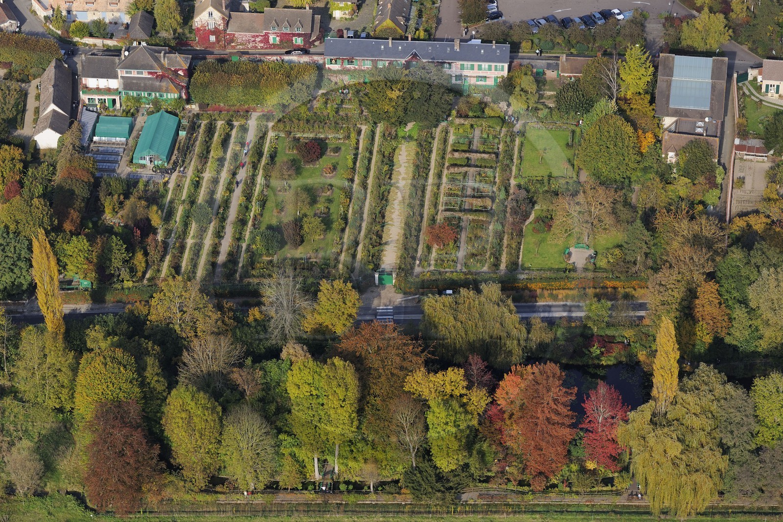 France, Eure (27), Giverny, jardin et maison de Monet (vue aérienne)