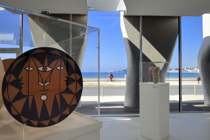 France, Alpes-Maritimes (06), Menton, le musée Jean Cocteau construit en 2008 par l'architecte Rudy Ricciotti, 3 faces with triangles (1959) de Jean Cocteau