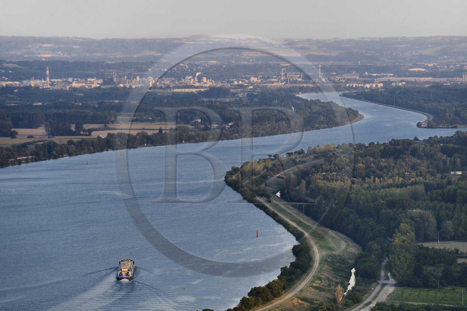 France, Loire (42), péniche sur le Rhône entre le département de l'Isère et le département de la Loire