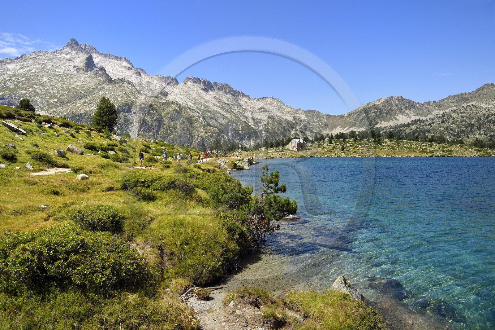 France, Hautes-Pyrénées (65), Saint-Lary-Soulan et Vielle-Aure, Réserve naturelle nationale du Néouvielle, randonnée des lacs du Neouvielle, lac d'Aumar et le pic de Néouvielle en arrière plan