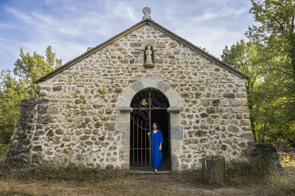 France, Var (83), Provence Verte, Bras, vers Saint-Maximin-la-Sainte-Baume, la maison d'hotes Le Peyrourier - une campagne en Provence, l'artiste musicienne Yasi Zandi devant l'ancienne chapelle templière reconstruite