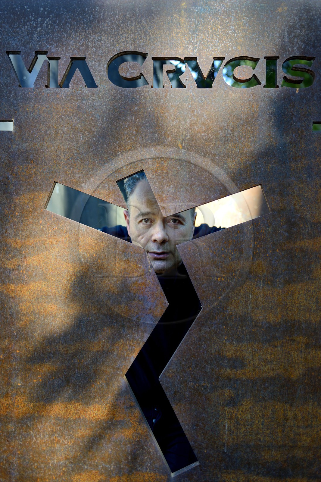 France, Rhône (69), Saint-Romain-au-Mont-d'Or, la Demeure du Chaos, l'œuvre d'art est basé sur la transformation sans fin de la maison du XVIIème siècle de l'artiste plasticien Thierry Ehrmann en une réplique de zone de guerre à l'image du monde présent, portrait de Thierry Ehrmann aussi président fondateur de Artprice et du Groupe Serveur