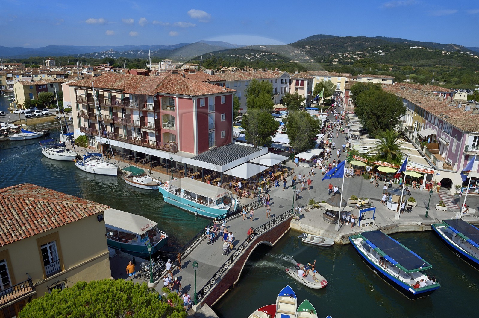 France, Var (83), golfe de Saint-Tropez, la cité lacustre de Port-Grimaud, la place du marché et le vieux village de Grimaud en arrière plan à gauche