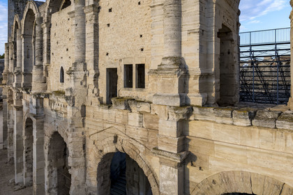 France, Bouches-du-Rhône (13), Arles, les Arènes, amphithéatre romain construit vers 80-90 apr. J.-C., classé Patrimoine Mondial de l'UNESCO, les deux galeries extérieures avec les modifications de l'époque médiévale (vue aérienne)