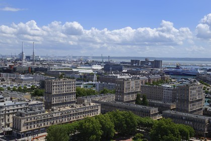 France, Seine-Maritime (76), Le Havre, Centre-ville reconstruit du Havre par Auguste Perret classé Patrimoine Mondial de l'UNESCO, immeubles Perret autours des jardins de l'Hotel de Ville et le port en arrière plan