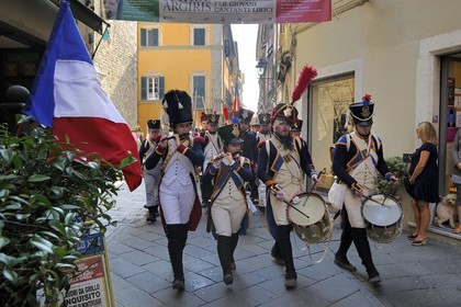 Italie, Ligurie, Sarzana, Napoleon Festival, soldats français de la Grande Armée du 18ème Régiment d'Infanterie de Ligne défilant dans les rues de la ville