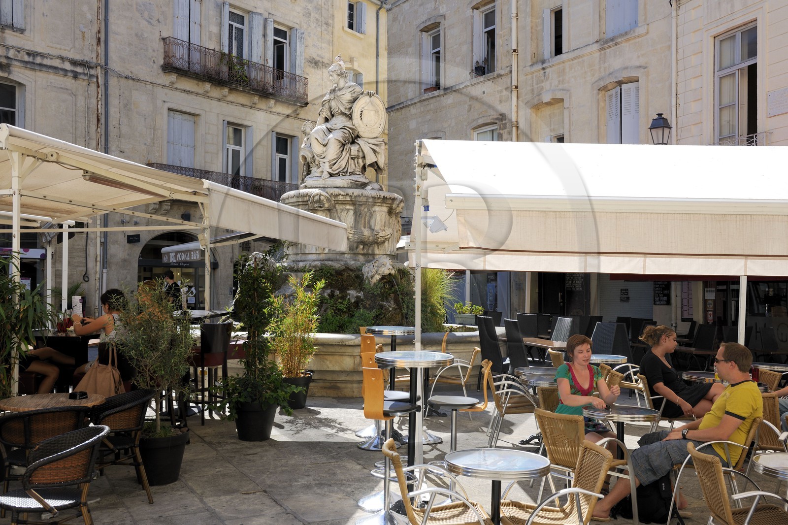 France, Hérault (34), Montpellier, terrasse de restaurant place Chabaneau