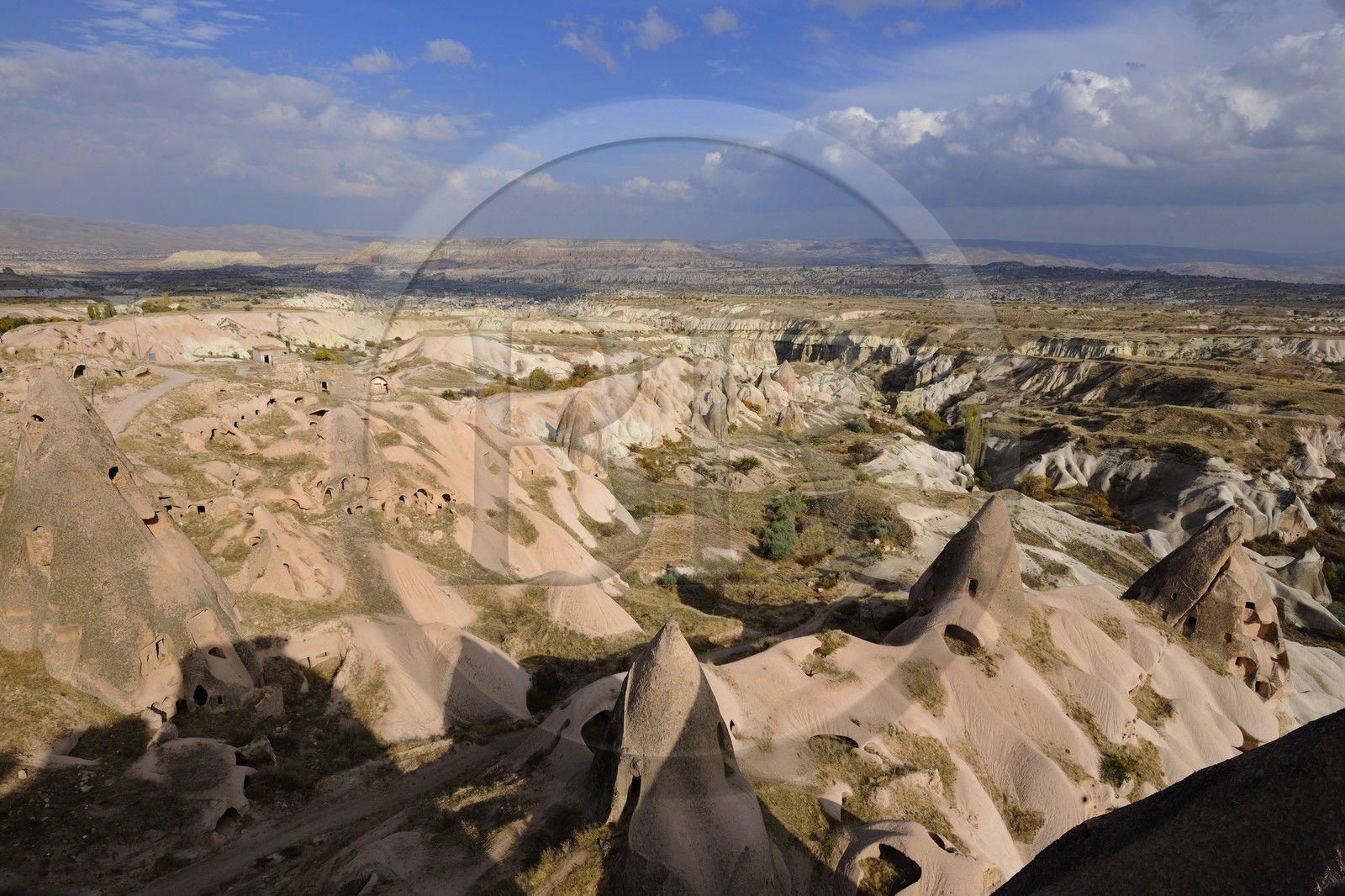 Turquie, Anatolie Centrale, province de Nevsehir, Cappadoce classée Patrimoine Mondial de l'UNESCO, village d' Uçhisar, la vallée des Piegeonniers (Güvercinlik Vadisi) et cheminées de fée aménagée en habitations