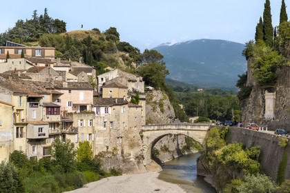 France, Vaucluse (84), Vaison-la-Romaine, le pont romain sur l'Ouvèze datant du 1er siècle apr. J.-C. qui relie la ville basse et la ville médiévale, le Mont Ventoux en arrière-plan (vue aérienne)