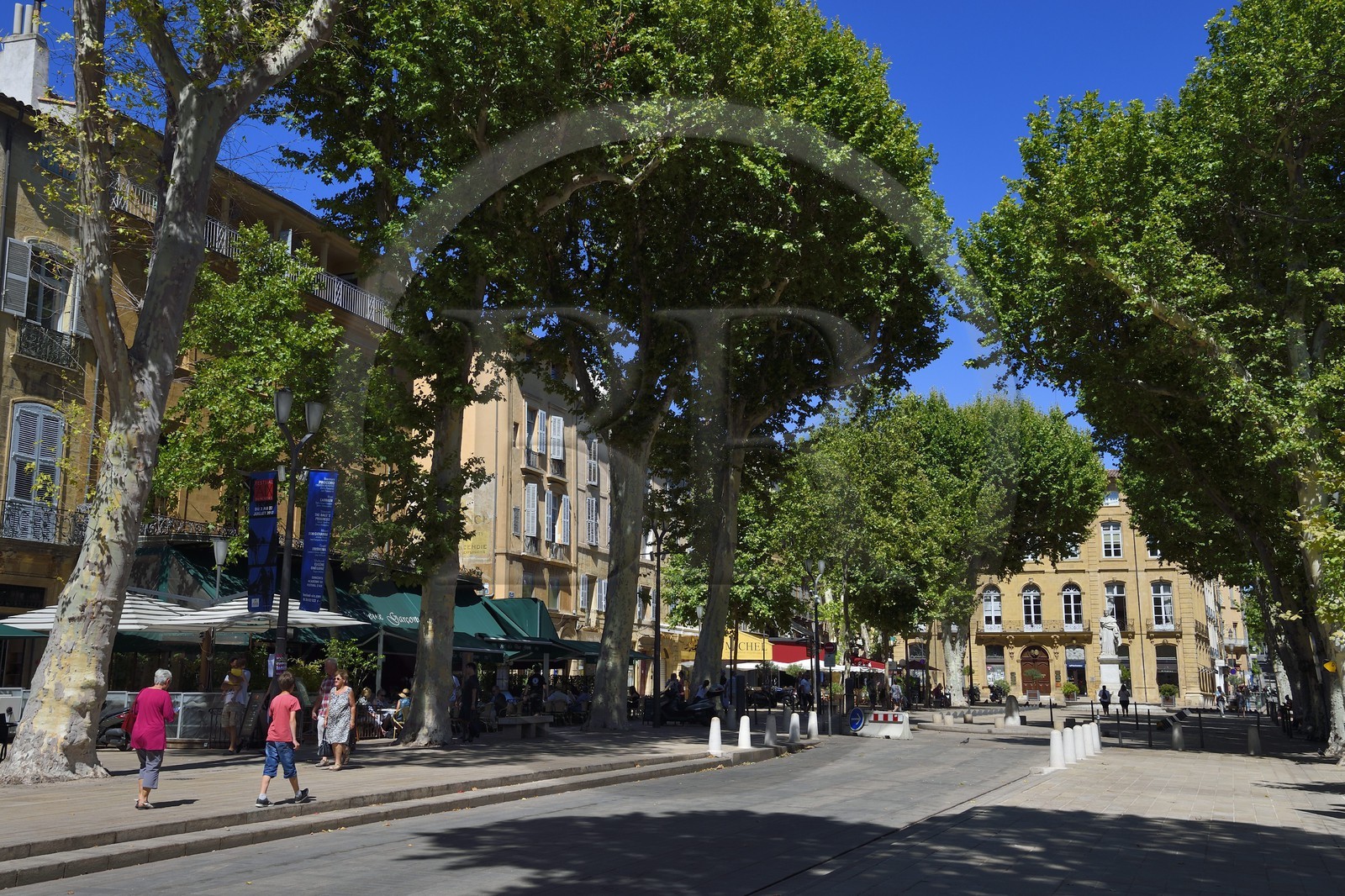 France, Bouches-du-Rhône (13), Aix en Provence, Cours Mirabeau et statue du Roi René