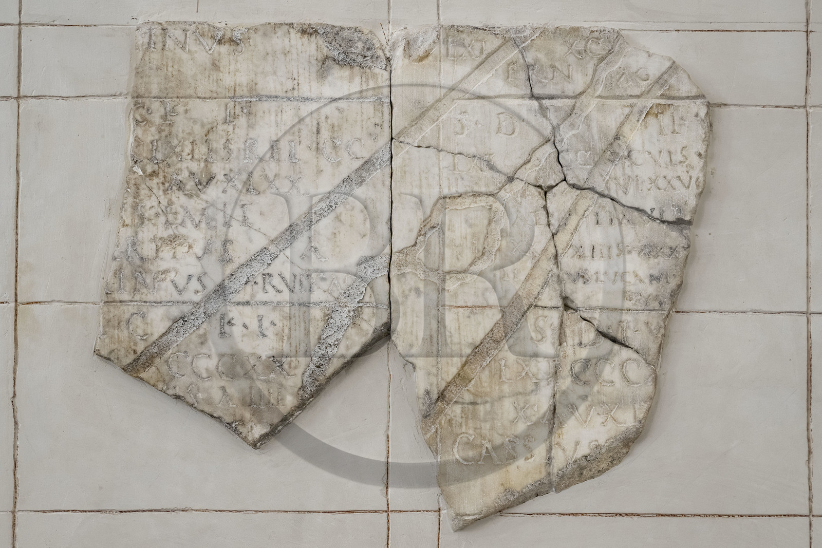 France, Vaucluse (84), Orange, le musée municipal d'art et d'histoire, fragments d’un des trois plans du cadastre d'Orange, outil de gestion fiscale gravé dans le marbre et constitué par decision de l'empereur Vespasien pour être affiché sur le Forum, probable ile de Barthelasse sur le Rhone entre Beaucaire et Tarascon, on distingue aussi les deux voies romaines parallèles au Rhone sur chaque rive