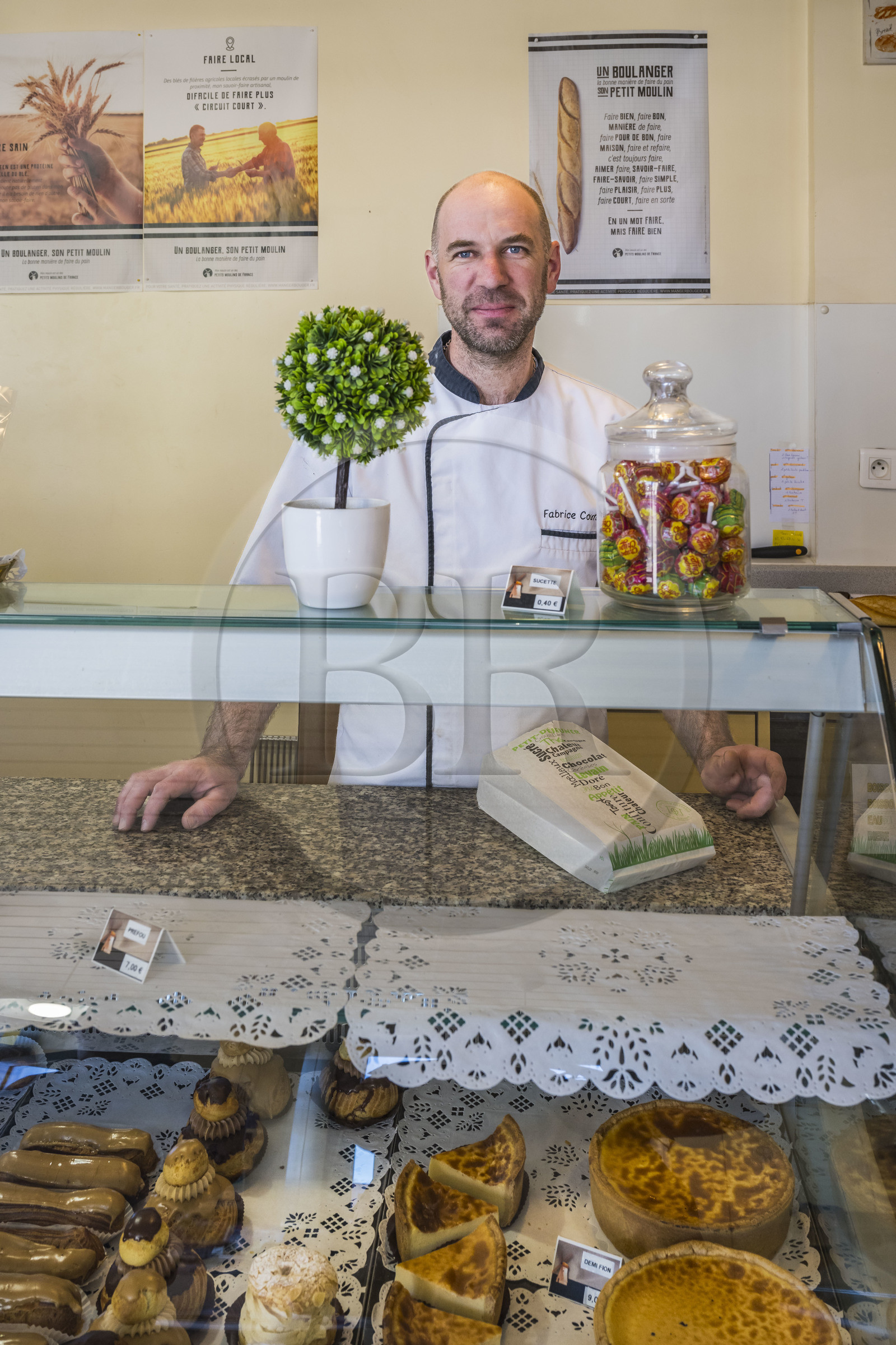 France, Vendée (85), Sallertaine, le boulanger Fabrice Couton dans sa boulangerie-pâtisserie