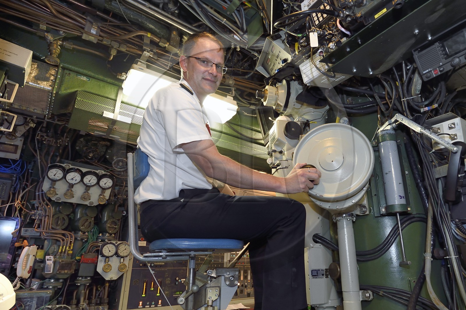 France, Var (83), Toulon, la base navale (Arsenal), le capitaine de frégate Nicolas Faure au périscope dans le Poste central navigation opération (PCNO), commandant du sous-marin nucléaire d’attaque (SNA) Casabianca (de type Rubis)