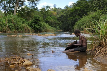 Tanzanie, région de Morogoro, les Monts Uluguru, prospecteurs d' Or sur la rivière Ruvu