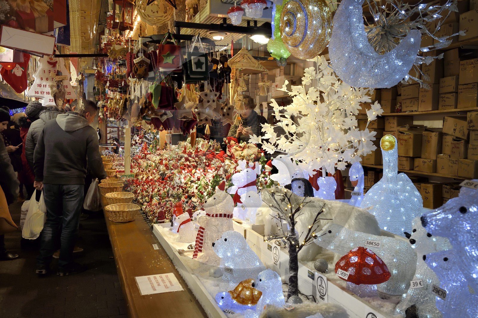 France, Bas-Rhin (67), Strasbourg, vieille ville classée Patrimoine Mondial de l'UNESCO, marché de Noël (Christkindelsmarik) de la place Broglie