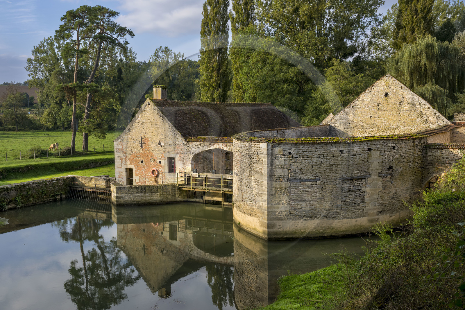 France, Côte-d'Or (21), Buffon, la Grande Forge de Buffon alimenté par le bief de l'Armançon