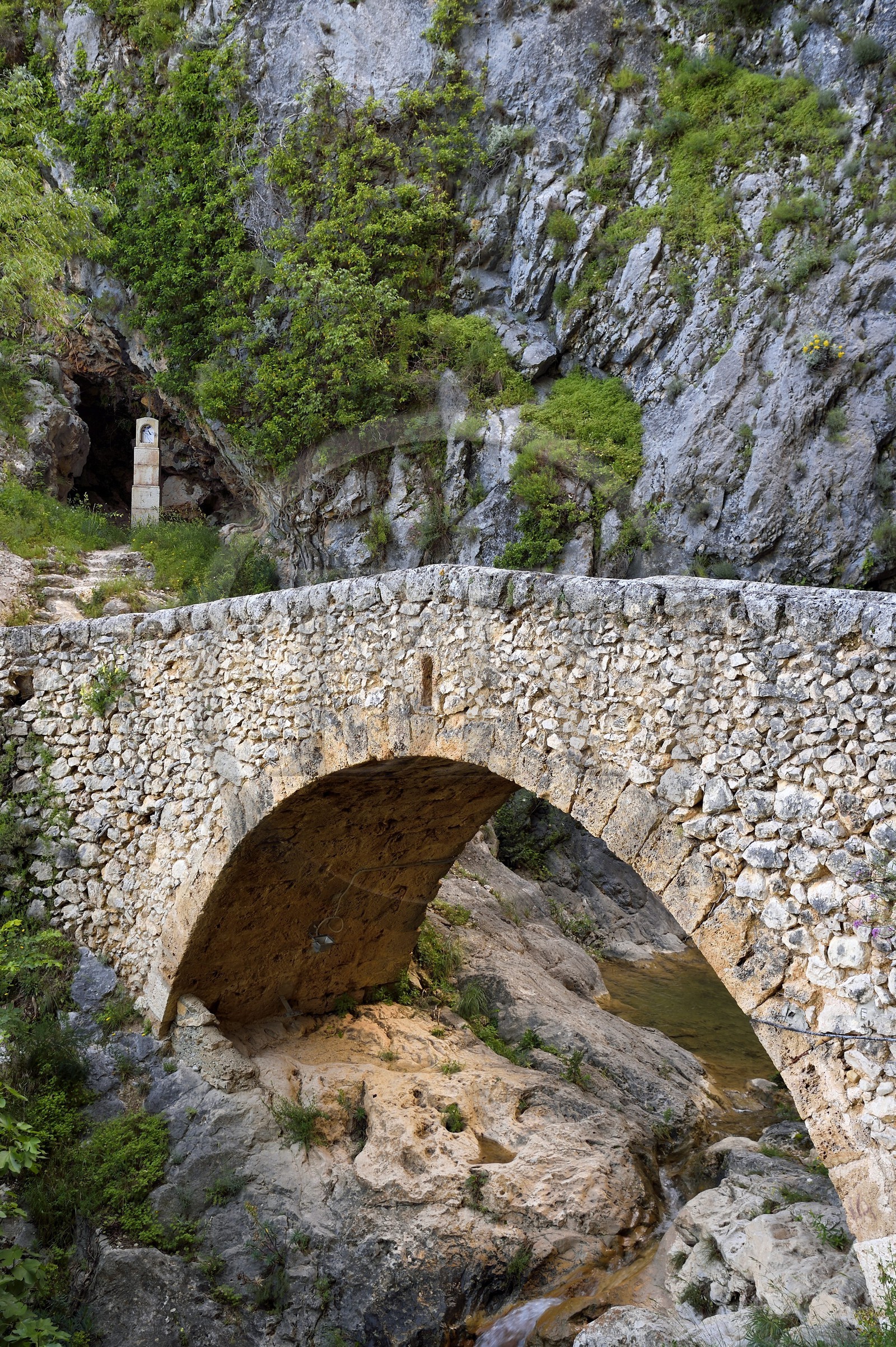 France, Alpes-de-Haute-Provence (04), Parc Naturel Régional du Verdon, Moustiers-Sainte-Marie, labellisé Les Plus Beaux Villages de France, pont sur le chemin de Croix qui monte à la chapelle Notre-Dame de Beauvoir