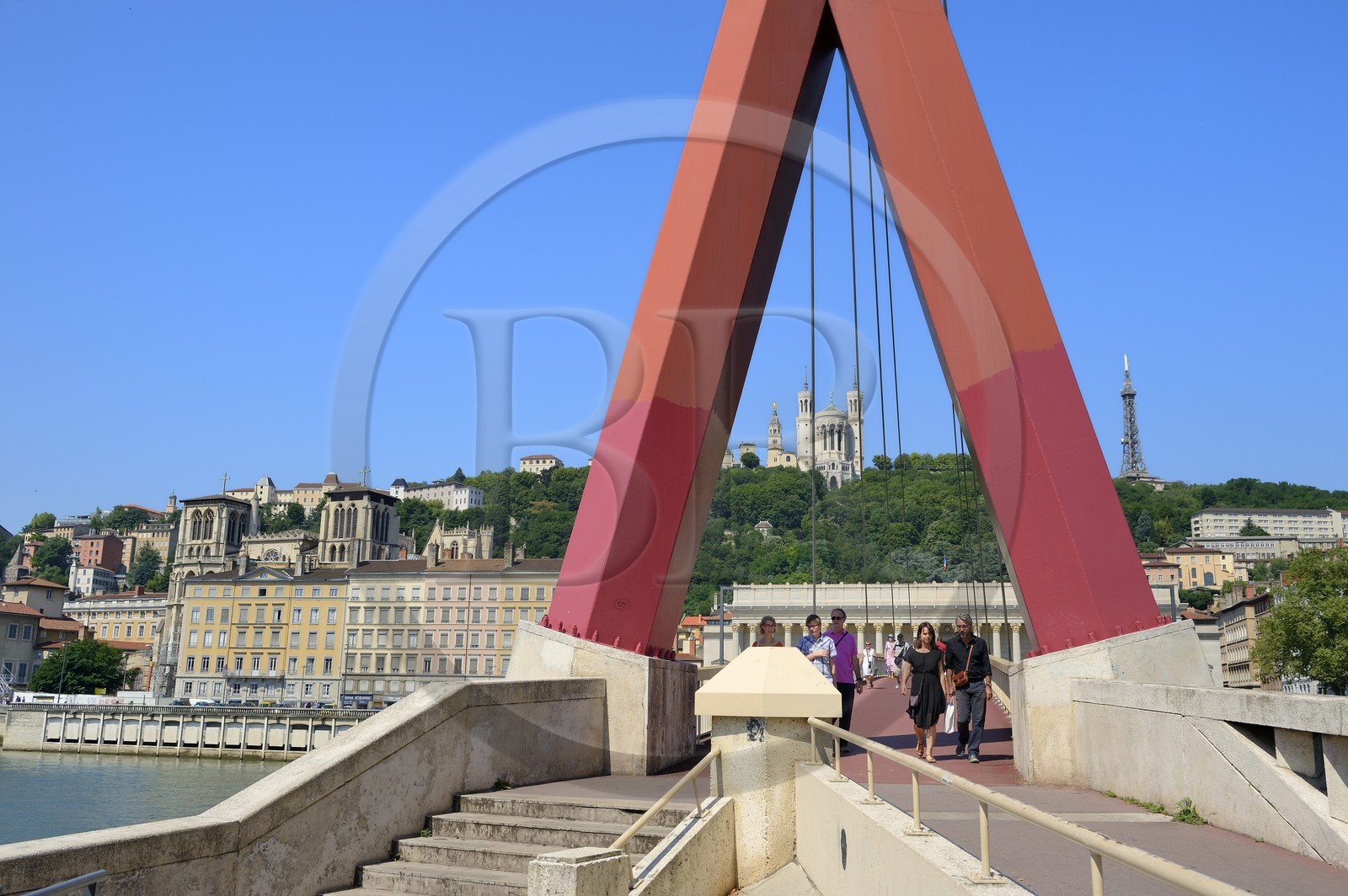 France, Rhône (69), Lyon, site historique classé Patrimoine Mondial de l'UNESCO, Vieux Lyon, passerelle sur la Saône menant au palais de justice et la basilique Notre Dame de Fourvière en arrière plan