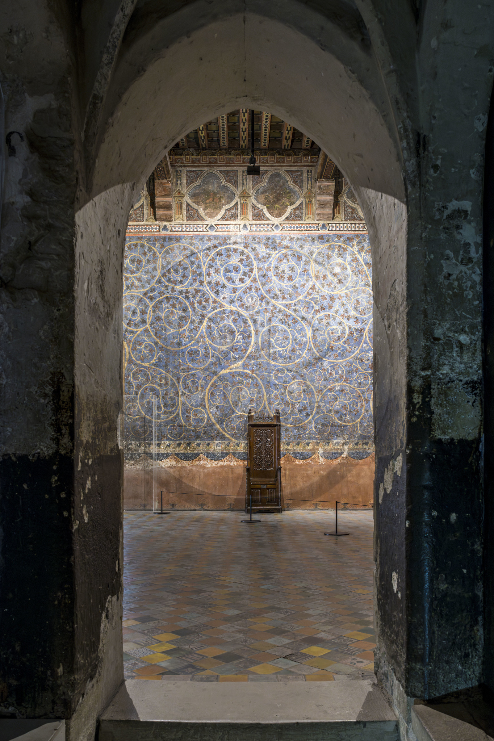 France, Vaucluse (84), Avignon, Palais des Papes classé Patrimoine mondial de l'UNESCO, la tour des Anges ou tour du pape, chambre du Pape, un espace végétal à deux dimensions fait de rinceaux de vigne et de chêne, parsemés d’oiseaux et d’écureuils, orne les murs sur un fond bleu ciel