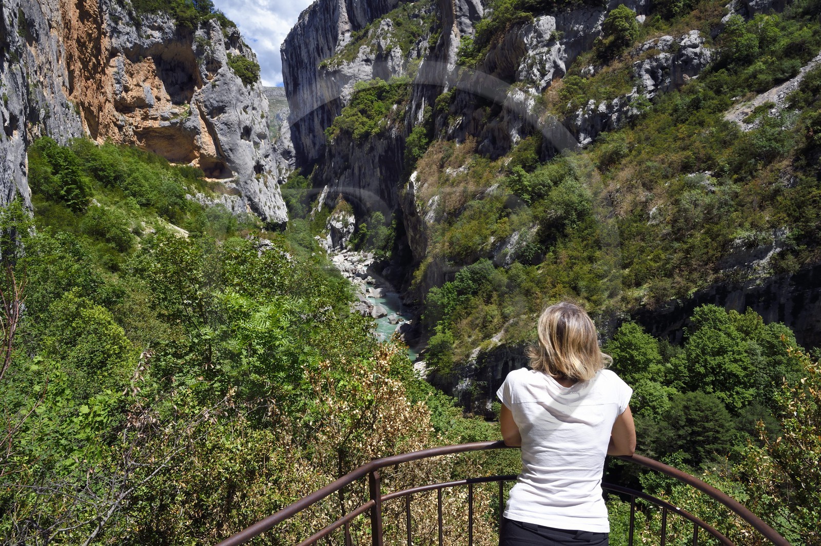 France, Alpes-de-Haute-Provence (04), Parc Naturel Régional du Verdon, Rougon, Grand Canyon du Verdon, la rivière du Verdon à la sortie du couloir Samson, vu du belvédère du Trescaire sur le sentier Blanc-Martel sur le GR4