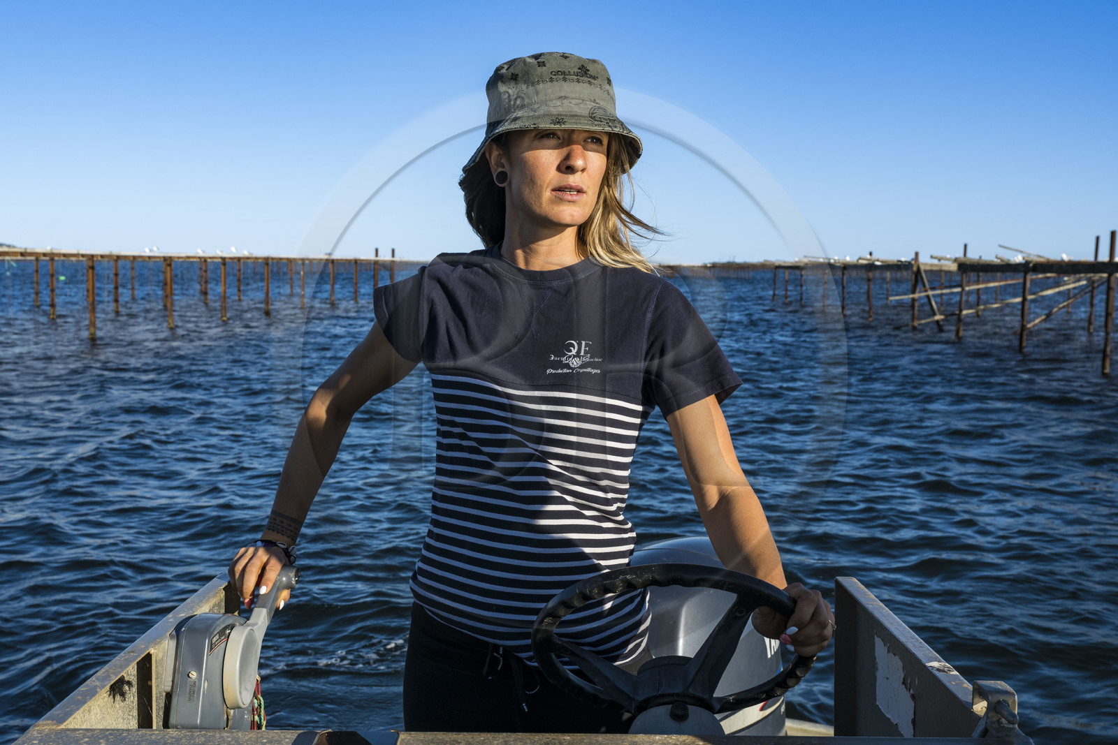 France, Hérault (34), Etang de Thau, Mèze, les producteurs de coquillages Quentin et Emmeline, Emmeline
