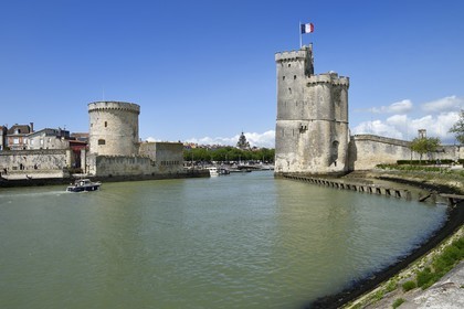 France, Charente-Maritime (17), La Rochelle, la Tour de la Chaine  à gauche et la Tour Saint-Nicolas à droite protègent l'entrée du Vieux Port
