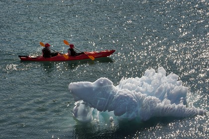 Groenland, cote ouest, baie de Disko, baie de Quervain, kayak progressant au milieu des icebergs