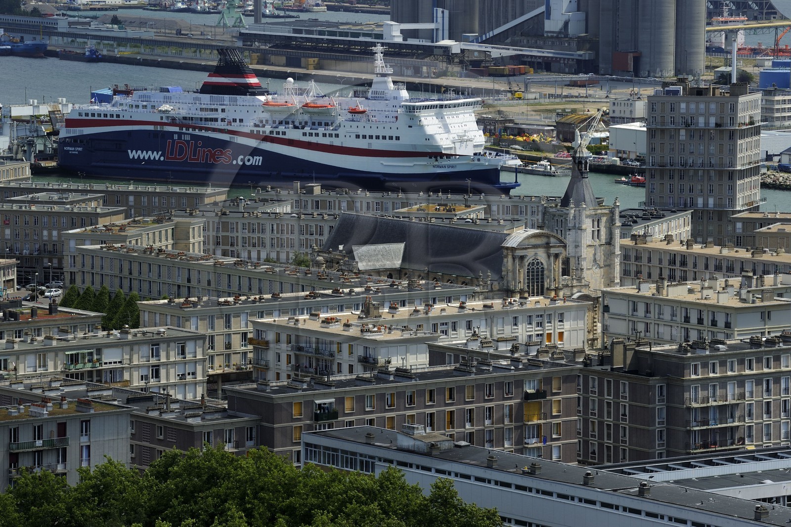 France, Seine-Maritime (76), Le Havre, Centre-ville reconstruit du Havre par Auguste Perret classé Patrimoine Mondial de l'UNESCO, immeubles Perret entourant la cathédrale Notre-Dame et le port en arrière plan