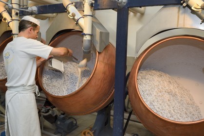 France, Meuse (55), Verdun, usine de dragées Braquier, gommage des amandes, opération ayant pour but de recouvrir les amandes d'un film et d'empêcher l'huile de migrer vers l'extérieur